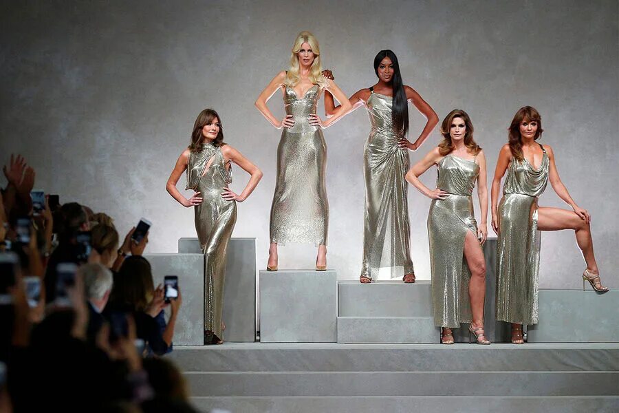 Модели на показе. Группа красивых девушек. Модель на подиуме. Несколько девушек в платьях. Фотомодели на подиуме.