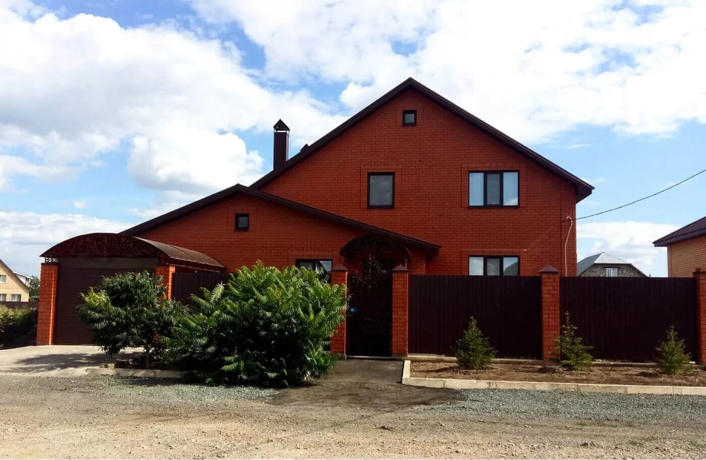 Соль илецк улица пчельник дом 58. Одноэтажный дом из кирпича. Дом в оренбурге. Одноэтажный дом из желтого кирпича. Изготовим забор оренбург.