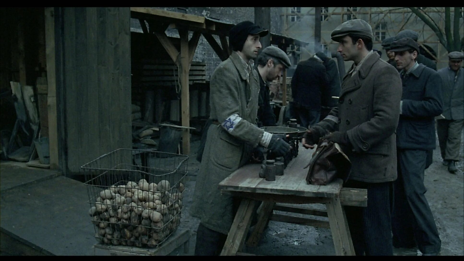 Пианист фрагмент. Пианист фильм 2002. роман полански пианист. американский фильм пианист. эдриан броуди в фильме пианист.