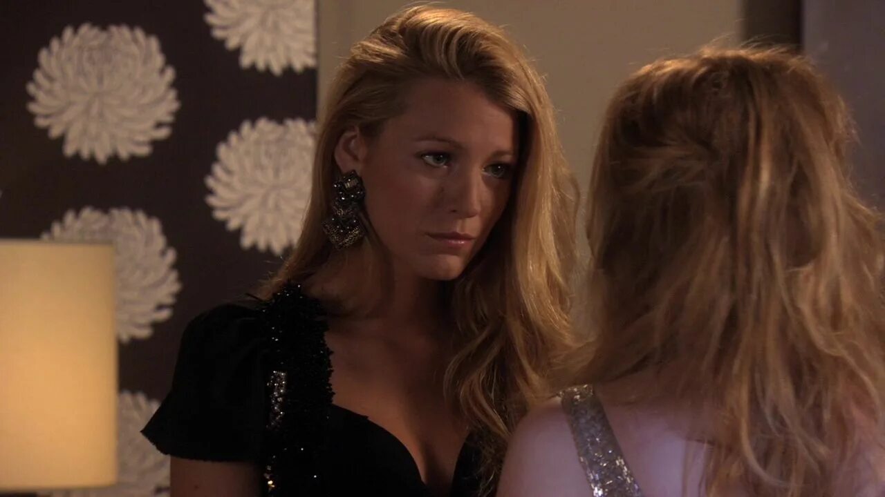 Happening girls. Serena van der Woodsen обои. Кто игра Серену Ван дер Билт.