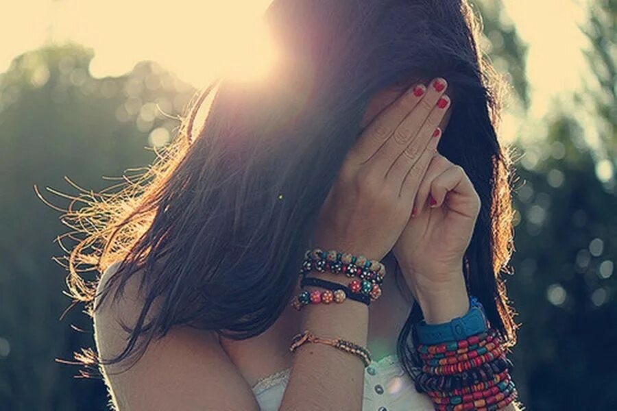 Красивые девушки с закрытым лицом. Грустная брюнетка. Девушка закрывает лицо руками. Девушка прикрывает лицо. Брюнетка с закрытым лицом.