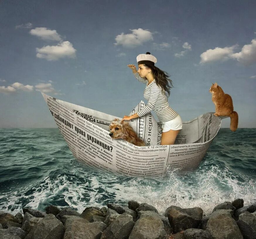 Кораблик из газеты. Бумажный кораблик. Кораблик из газеты. Фотосессия с бумажными корабликами. Бумажный кораблик.