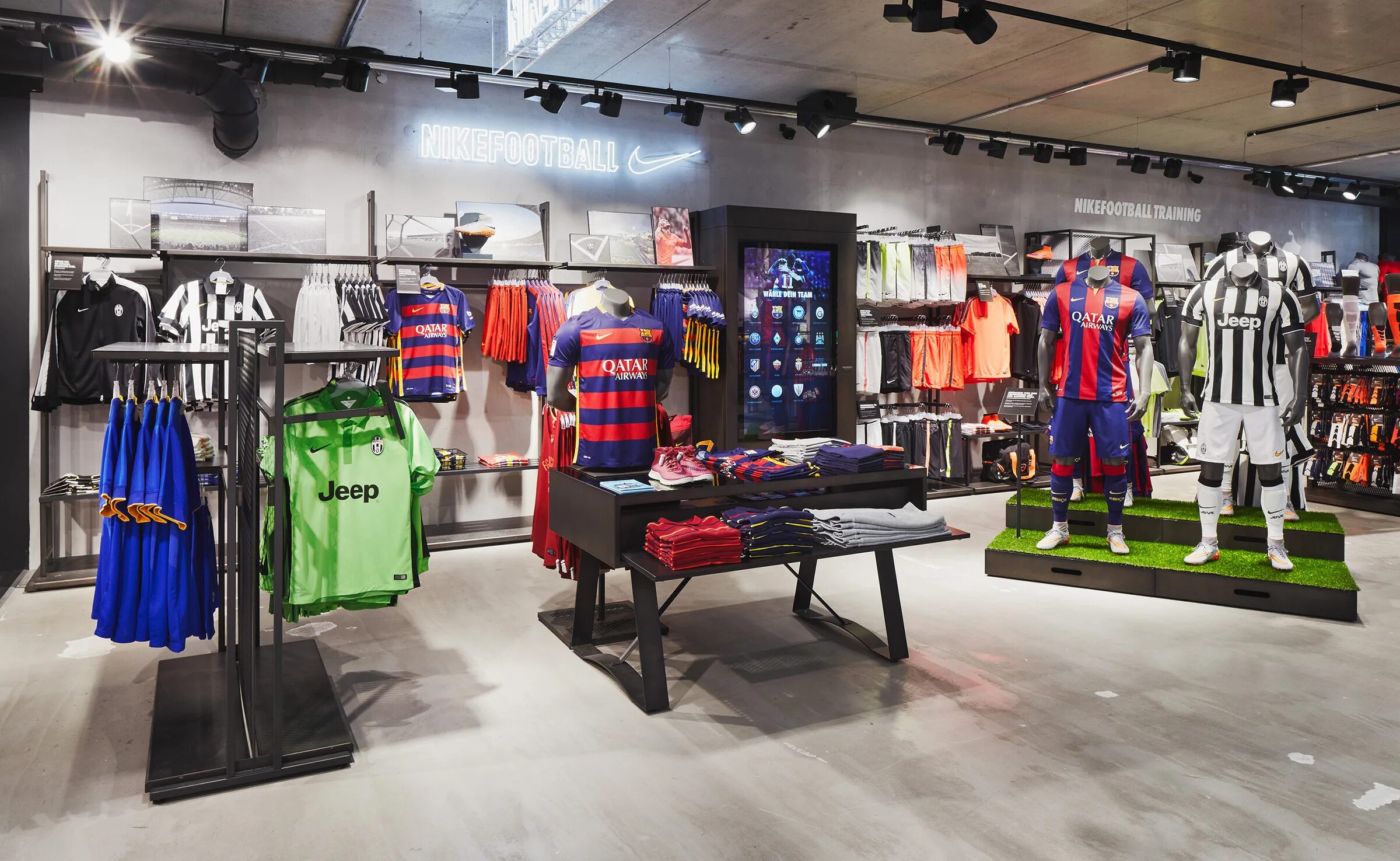 Магазины реплики спб. Nike магазин. Футбольный магазин. Nike Hamburg. Магазин футбольной экипировки.