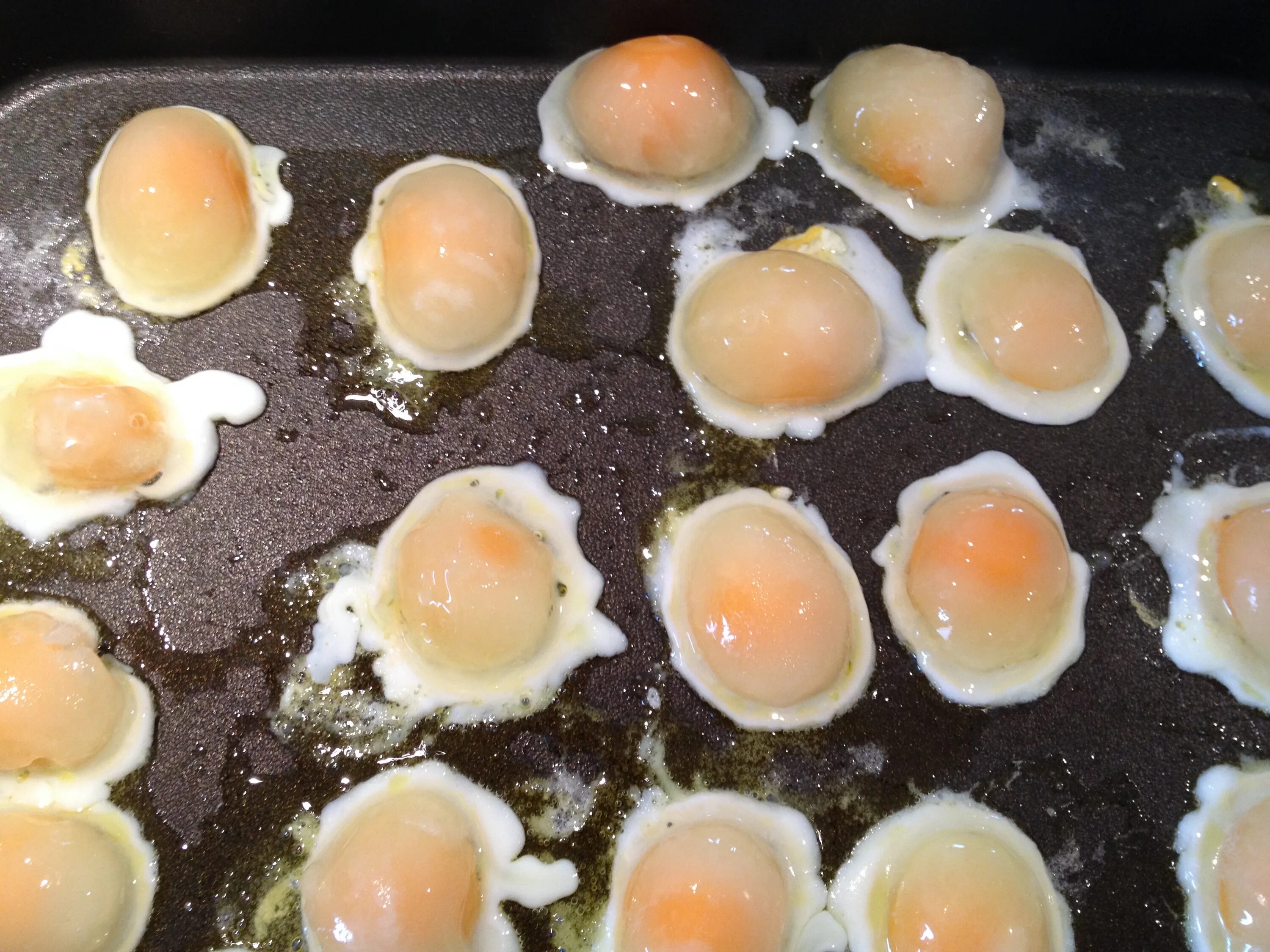 Можно ли греть яйцом. Замороженные яйца. Жареные вареные яйца. Замороженная яичница. Жарка замороженных яиц.