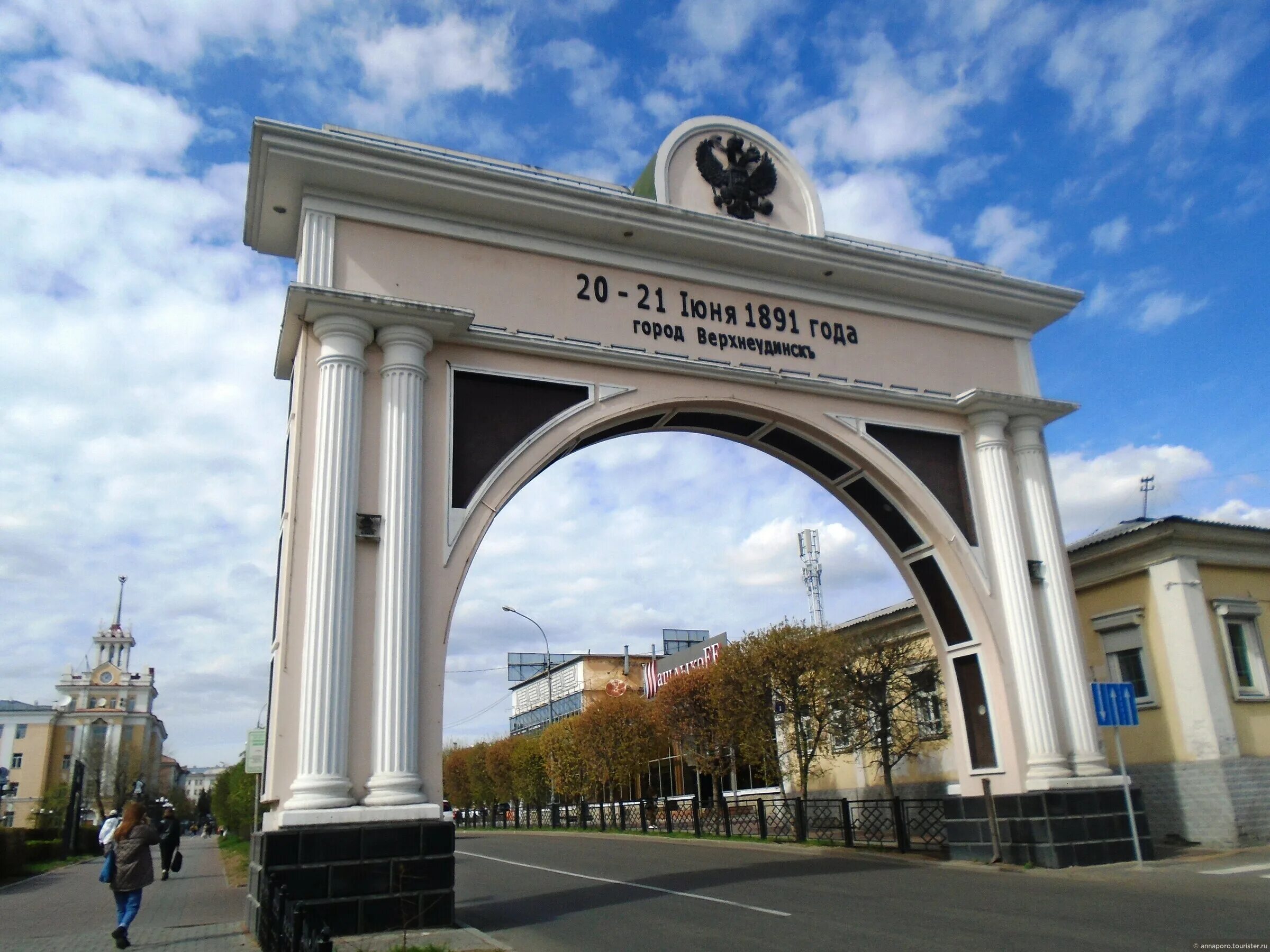 Арка тюмень. Триумфальная арка в Улан-Удэ. Арка царские ворота в Улан-Удэ. Триумфальная арка царские ворота Бурятии. Арка Верхнеудинск Улан-Удэ.