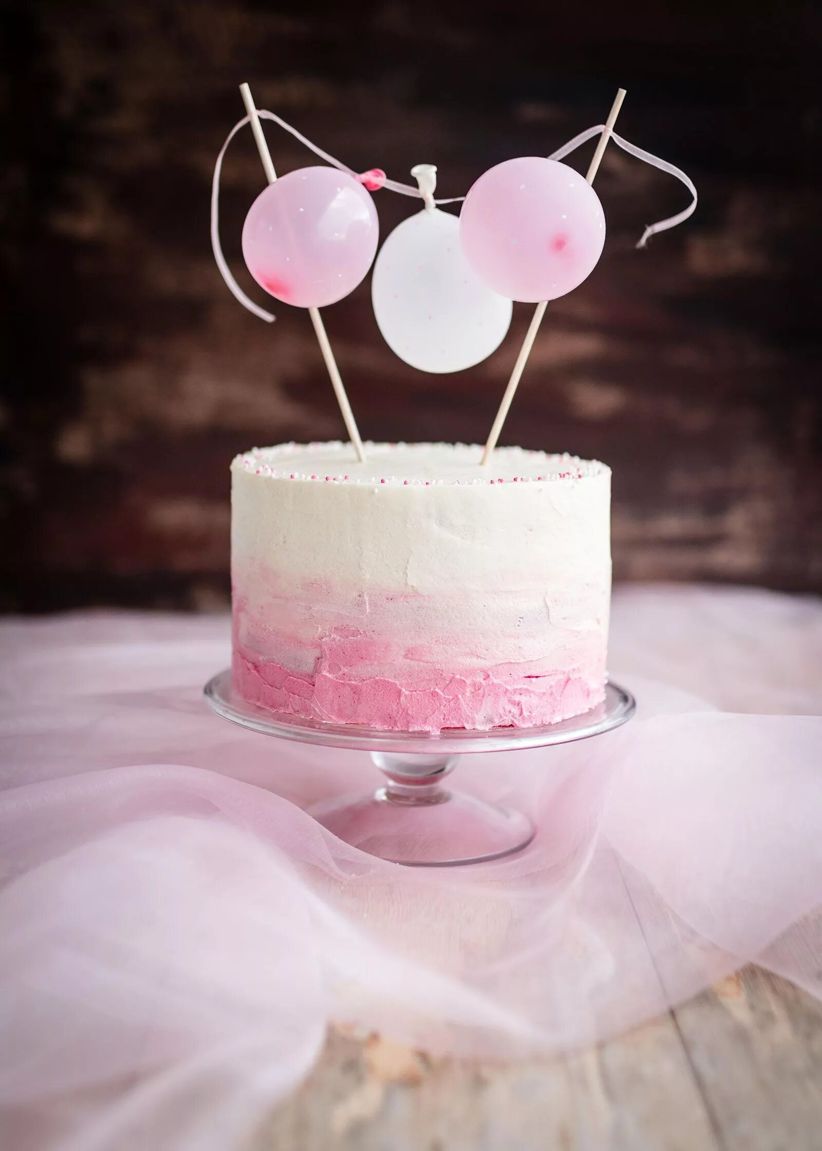 Торт с воздушными шарами. Торт с шариками. Украшение торта шарами. Торт «воздушные шарики». Бело розовый торт.