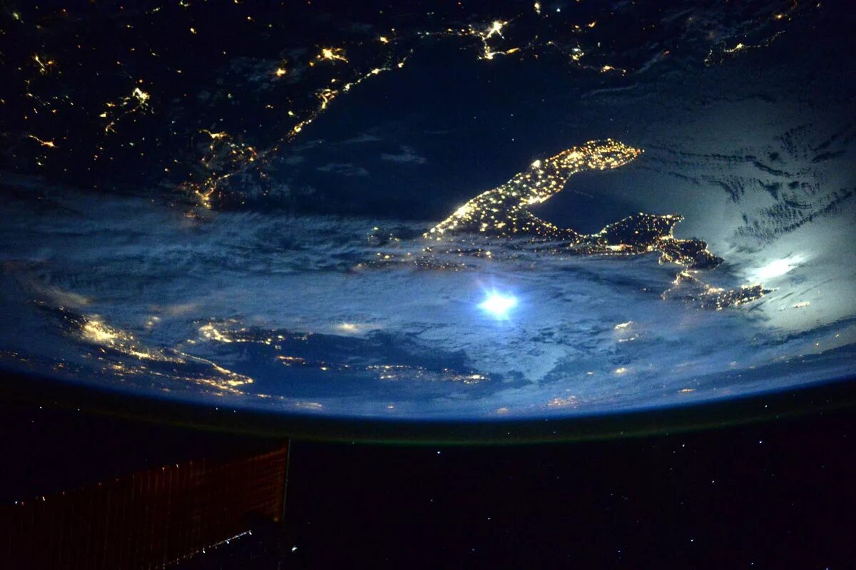 Город связанный с космосом. Красивый вид из космоса. Планета вид из космоса. О земле и космосе. Снимки земли из космоса.
