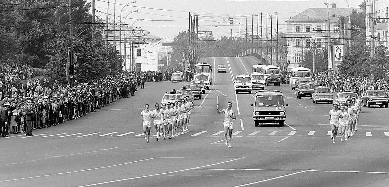 В 1980 году были принят. Олимпийский огонь москва 1980. москва 1980. газ 24 сопровождение олимпийского огня. эстафета олимпийского огня 1980 в москве.