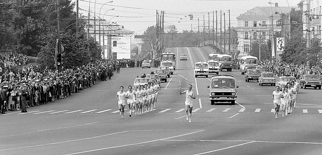 11 апреля 1980 года. Олимпийский огонь Москва 1980. Москва 1980. ГАЗ 24 сопровождение олимпийского огня. Эстафета олимпийского огня 1980 в Москве.