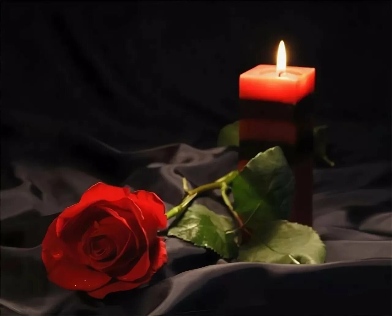 Траурные свечи и цветы. Свеча памяти и цветы. Свеча и цветы траур. Траурные розы и свечи.