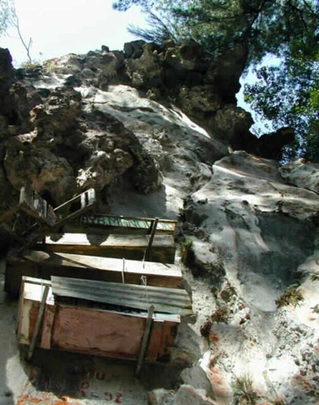 Подвесные гробы сагады. Гробы на скалах филиппины. Филиппины наскальное кладбище. Скала гроб. Скала гроб.