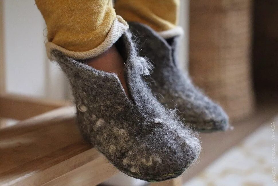 Чуни старые. Угги из старых сапог. Лапти чуни веревочные. Сапожки из дубленки. Лапти из пеньковой веревки.