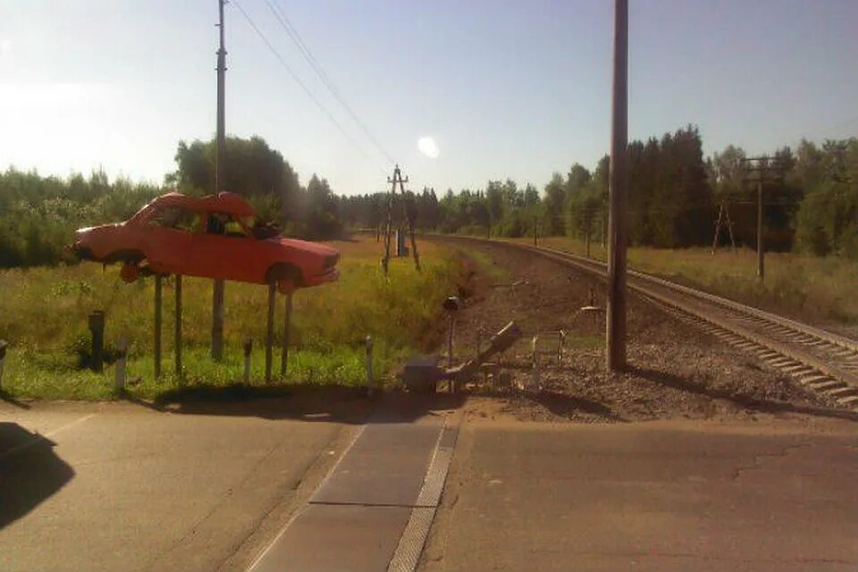 Окружная дорога Рыбинск. ЖД переезд в Рыбинске. Рыбинский переезд. Памятник разбитому автомобилю.