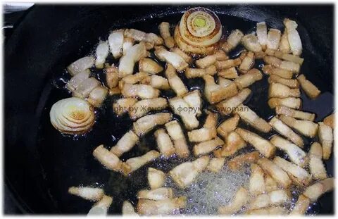Сало с луком на сковороде