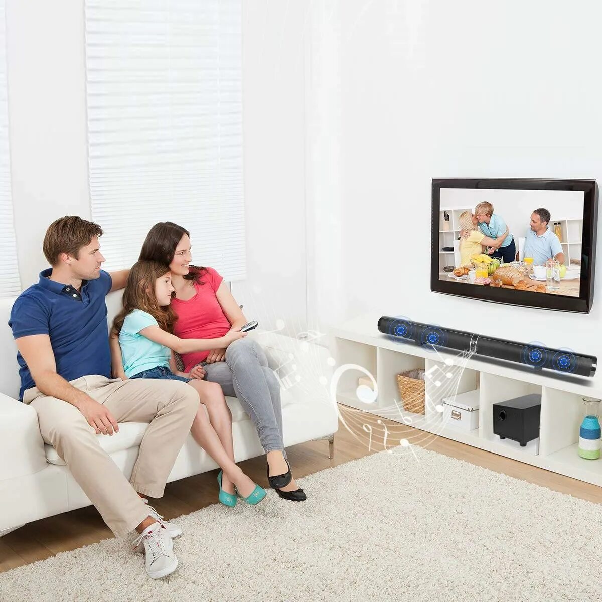 Диван перед телевизором. Семья у телевизора. Семья перед Телеком. Семья на диване перед телевизором. Семья смотрит телевизор.