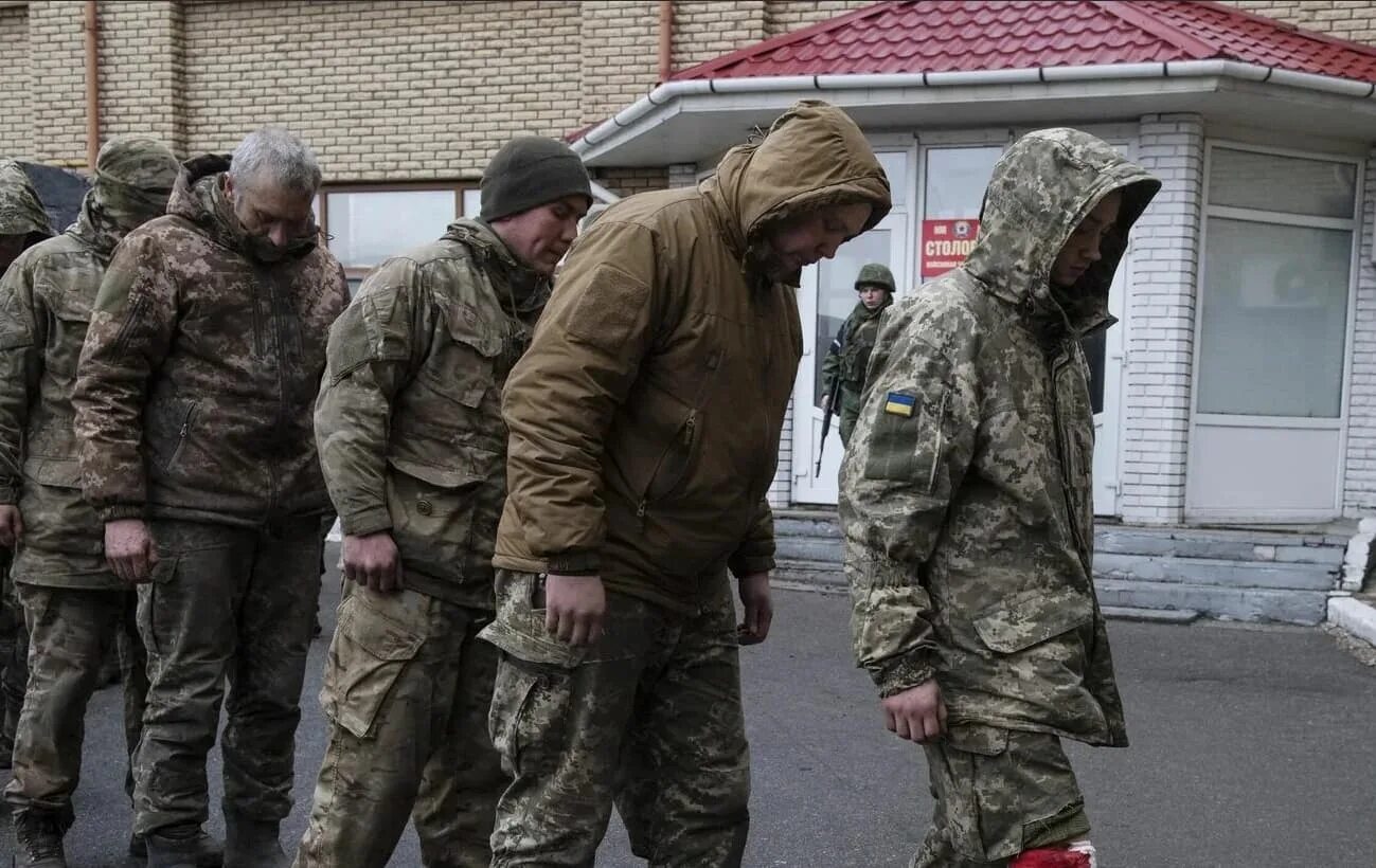 Плен украинских девушек. Украинские военные в плену. всу пленные российские солдаты.