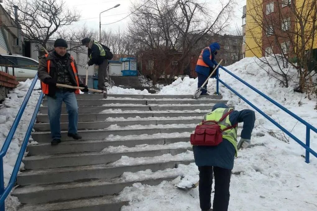 Владивосток работа дворник. Дворник в москве. Дворник во владивостоке. Дворник. Дворник во владивостоке.