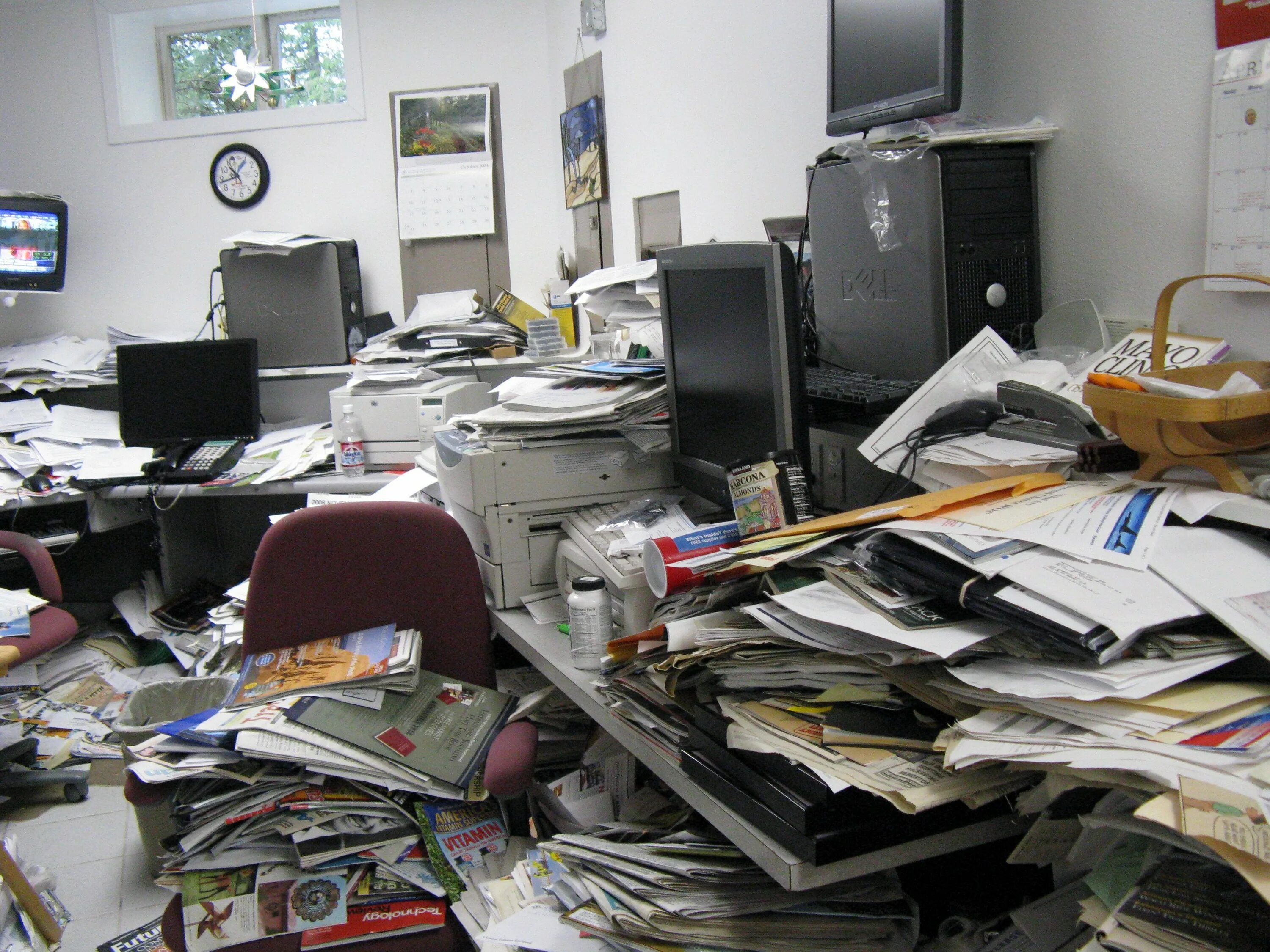Беспорядок на рабочем месте. Бардак в кабинете. Стол заваленный бумагами. Письменный стол заваленный бумагами в офисе.