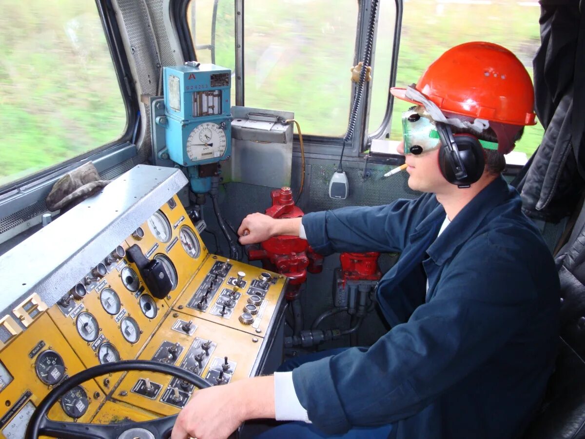 Машинист локомотива электровоза. Кабина тепловоза 2тэ10м. Машинист маневрового движения. Составитель поездов ржд. Машинист маневрового движения.