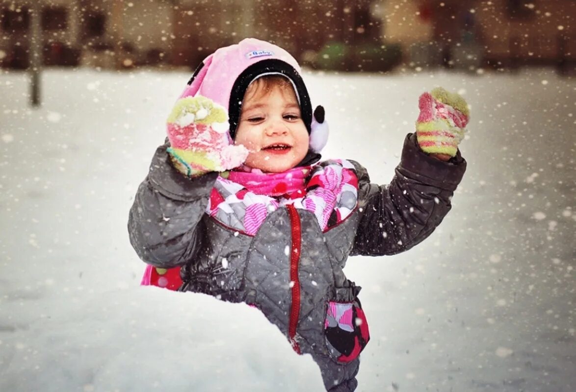 Первый снег детям. Дети зимой. Дети на улице зимой. Дети радуются зиме. Дети в снегу.
