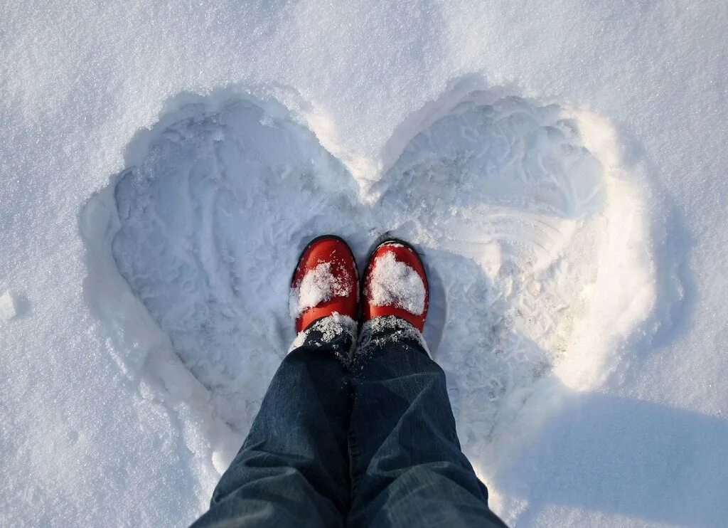Следы любви. Ноги в снегу. Ноги в сугробе. Сердце на снегу. Сон ноги.