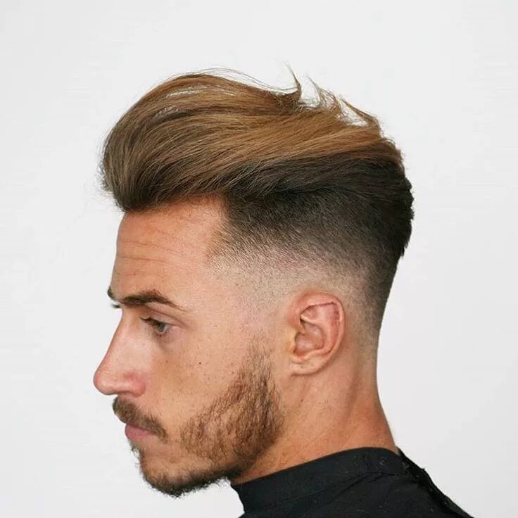 Андеркат помпадур. Стрижка кропп машинкой. Стрижка британка андеркат. Короткие мужские причёски с выбритыми висками. Стрижка фейд андеркат.