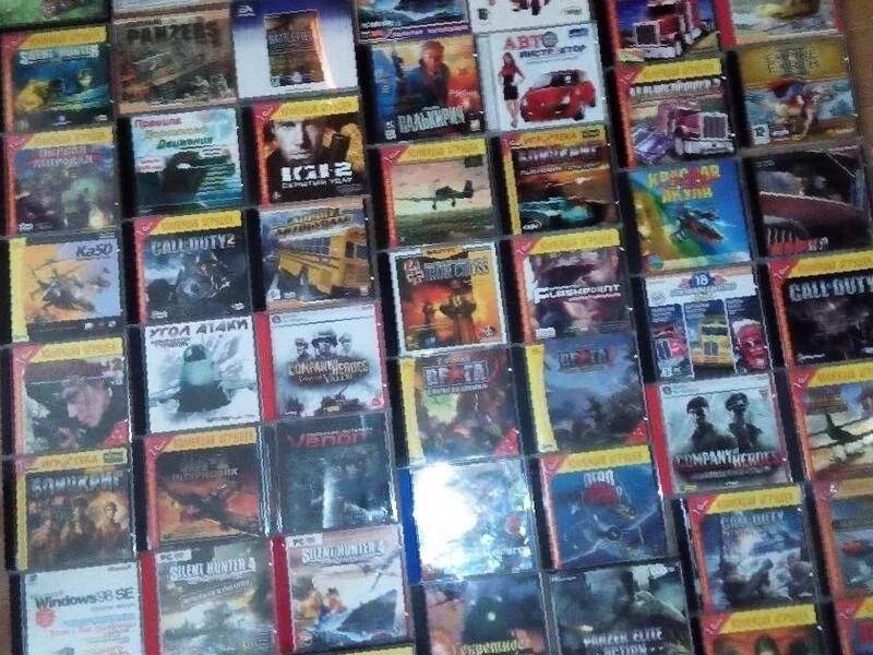дети покупают диск. магазин игровых дисков на компьютер. старые игры на дисках для пк. старые игры на дисках для пк.