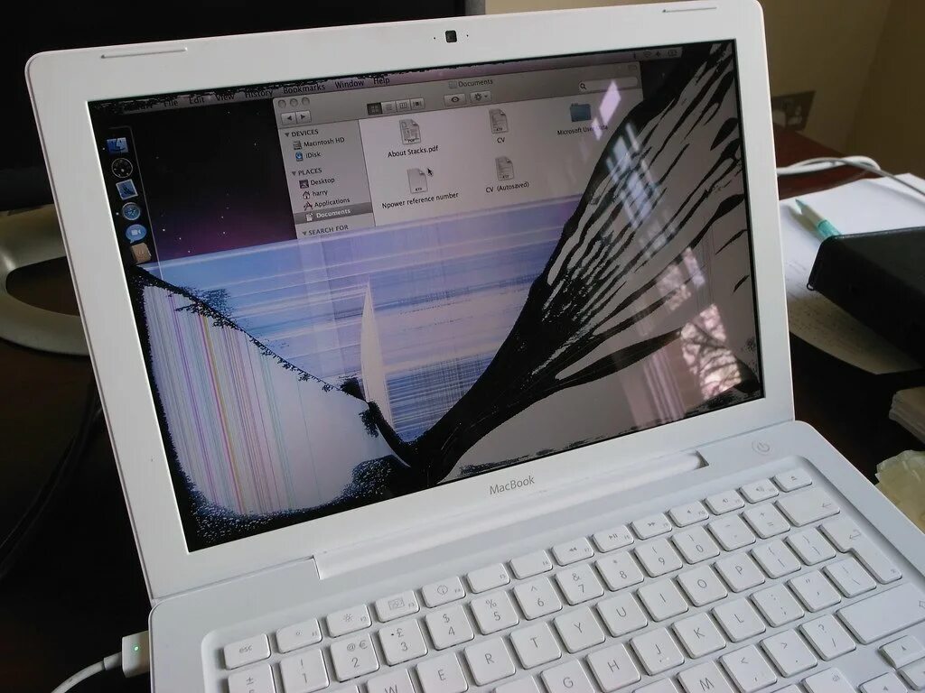 Разбил ноутбук. Разбитый ноутбук. Сломанный дисплей ноутбука. Монитор ноутбука. Ноутбук с треснутым экраном.