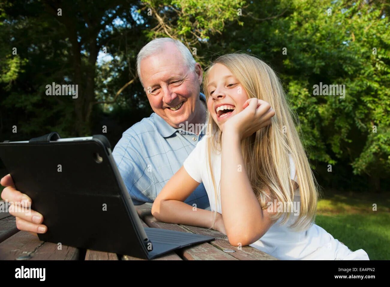 Little suzie thinks that her granddad. Маленькая девочка и старик. Little suzie thinks that her granddad. Старики и дети. Little suzie thinks that her granddad.