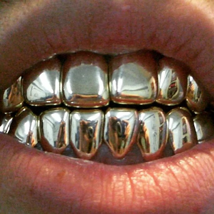 Silver grillz. Штампованная коронка титан. Золотые зубные коронки. Стальные зубы. Серебряные грилзы с клыками.