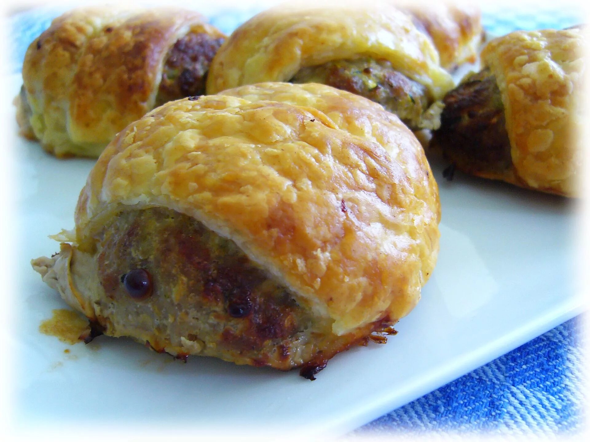 котлета в слоеном тесте. котлета в тесте в духовке. котлета в слоеном тесте. котлета в тесте. булочка с котлетой.