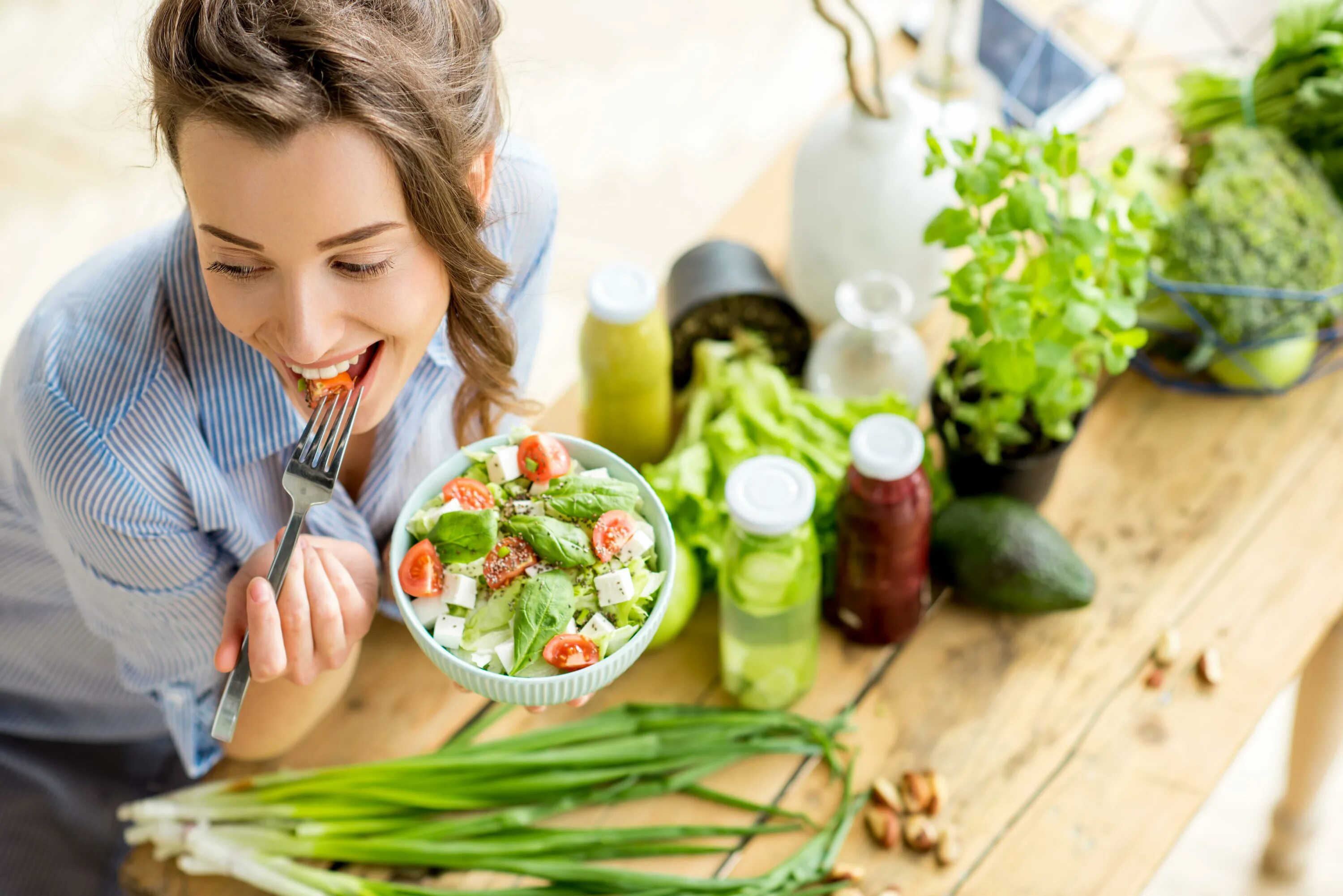 Keep a diet. Питание. Здоровое питание. Девушка ест салат. Здоровое питание девушка.