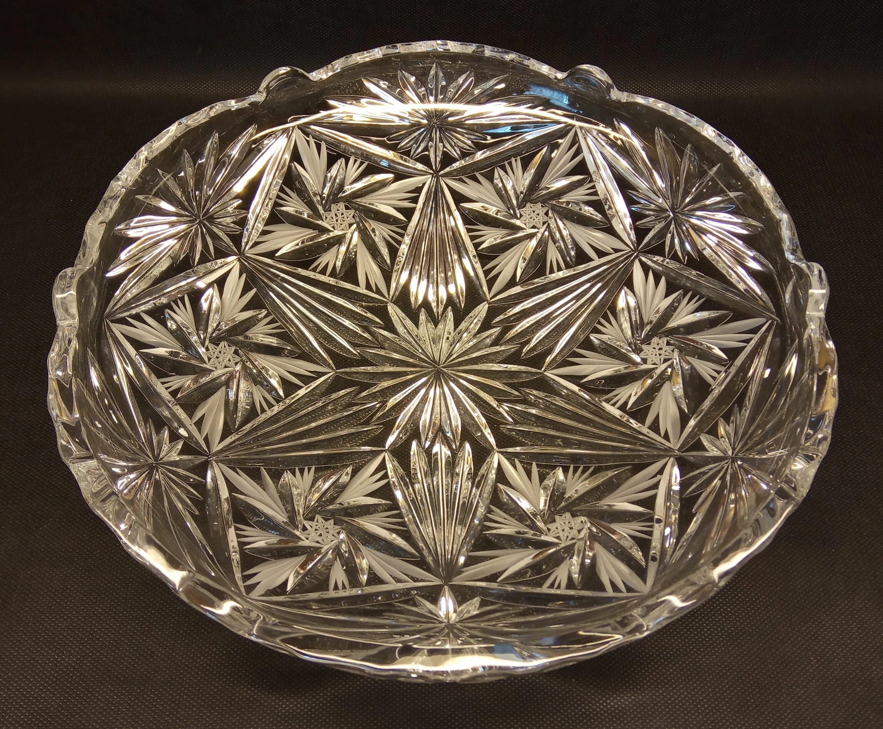 Хрустальный поднос. Декоративное блюдо хрусталь. Декоративное блюдо хрусталь. Блюдо хрусталь. Салатник из хрусталя.