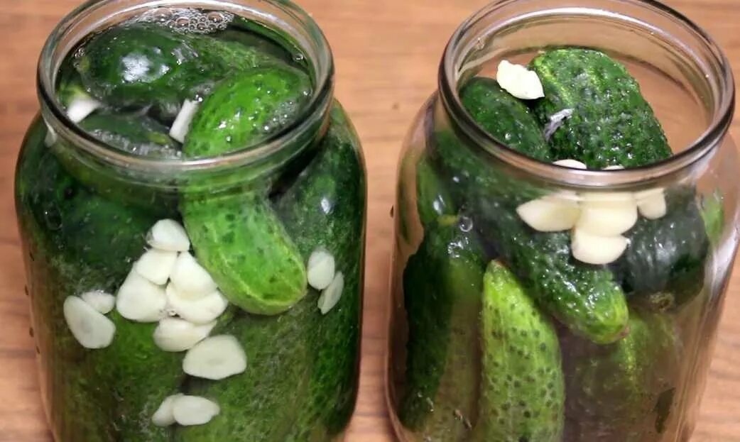 огурцы на зиму. засолка огурцом холодным способом. огурцы холодный способ соления. соленые огурцы в банке. засолка огурцом холодным способом.