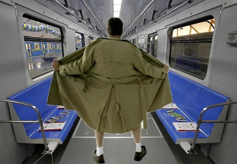Извращенец в метро. Извращенец в метро. Эксгибиционист в метро. Смешная одежда в метро. Извращенцы в метро россия.