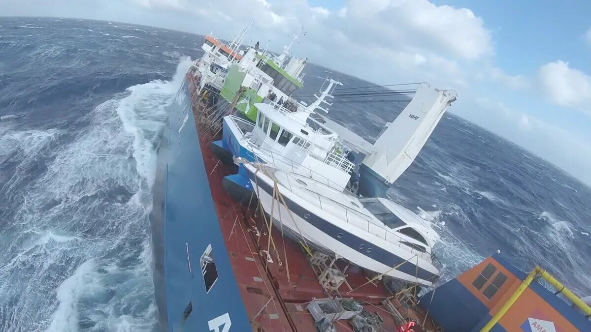 Помощь терпящему бедствие судну. EEMSLIFT Hendrika. Судно EEMSLIFT Hendrika. Судно Norwegian Gannet. Судно терпит бедствие.