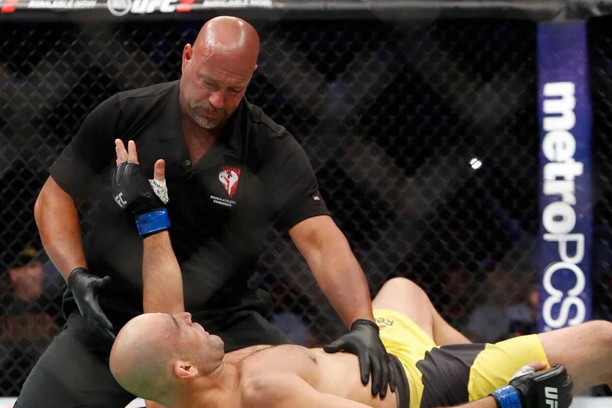 Рефери ufc. Рефери ufc. Судья ufc херб дин. Рефери ufc. Майк белтран рефери.