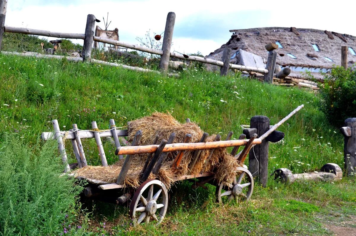 По домам телега. Телега деревенская. Телега в деревне. Старая телега. Телега деревенская Старая.