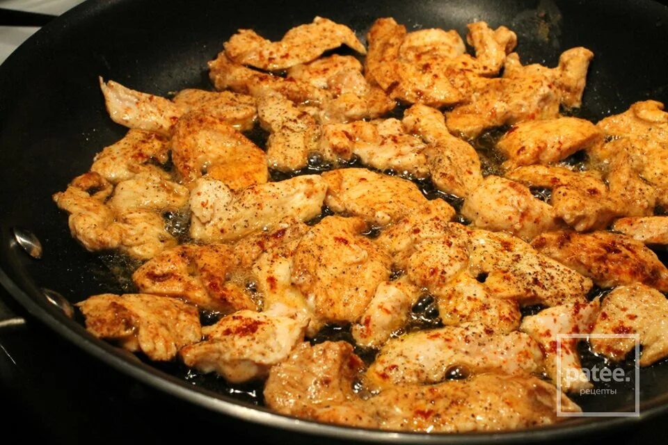 Сколько по времени жарить куриное филе кусочками. Жареное куриное филе. жареное куриное филе на сковороде. курица кусочками на сковороде. жареное куриное филе кусочками.