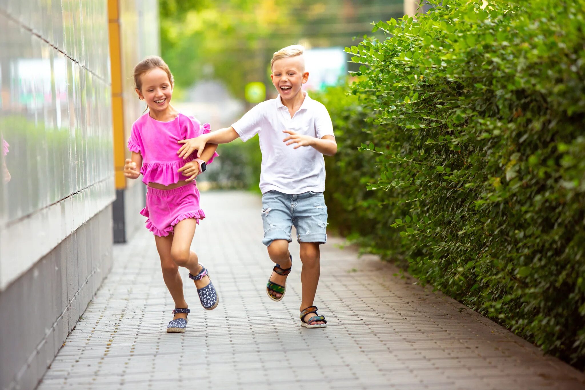 Children like to take. Мальчик бежит вместе с девочкой. Бегущие дети картинки. Дети бегут по террасе. Радостные дети бегут двое.