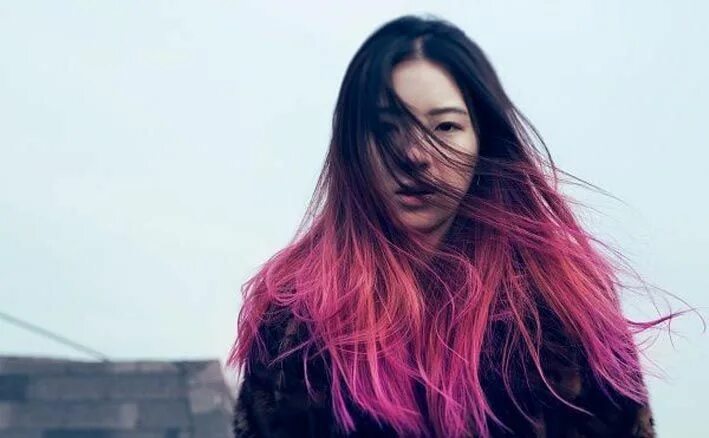Розовые волосы на черных волосах. Розовые кончики волос. Розовые кончики на темных волосах. Розовые концы на темных волосах. Розовое омбре на черные волосы.