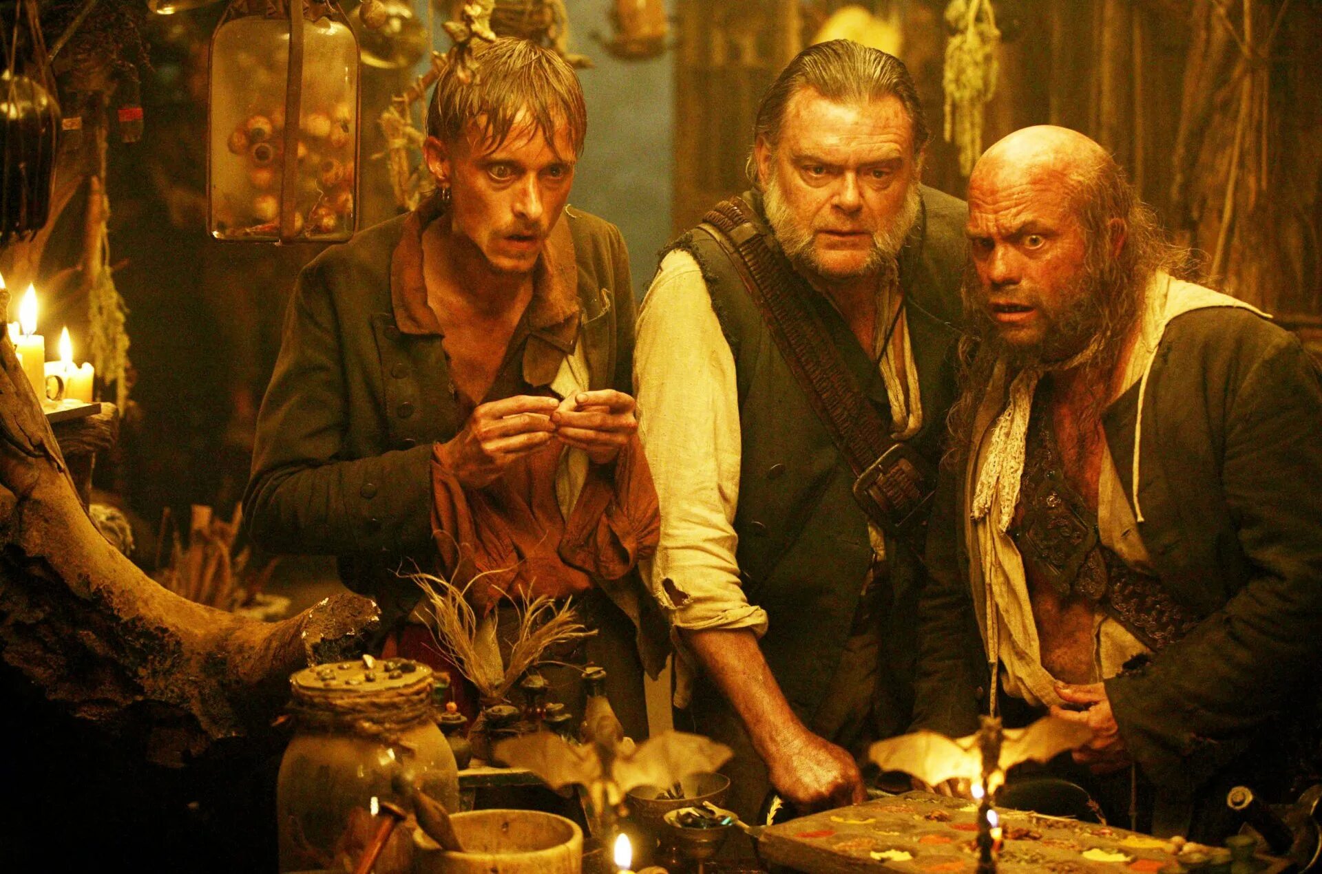 Летучий голландец джек воробей. Элизабет суонн сундук мертвеца. Пираты карибского моря 2 джек воробей. Пираты карибского моря 2 сундук мертвеца. Уилл тернер пираты карибского моря.