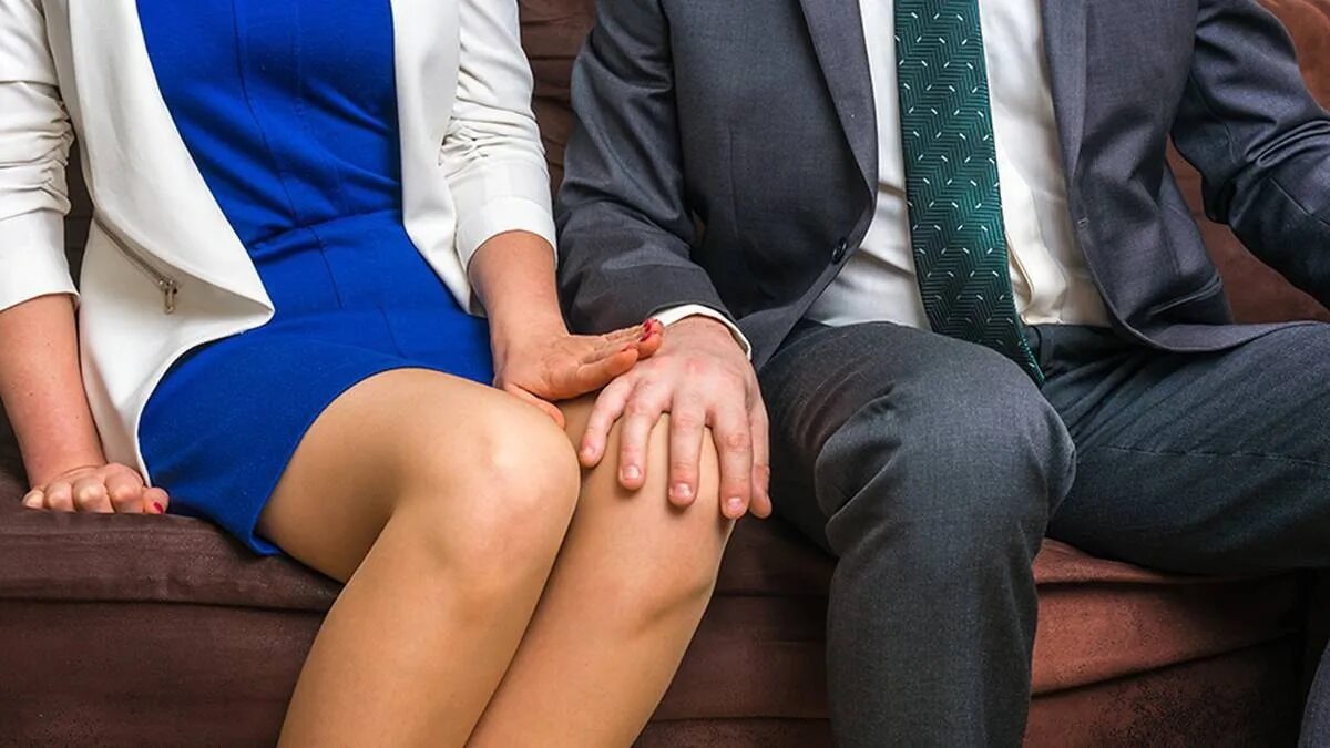 Девушка и мужчина. Обнял ее крепко. К чему снятся отношения с бывшей девушкой. К чему снится бывшая жена мужа. К чему снится парень.