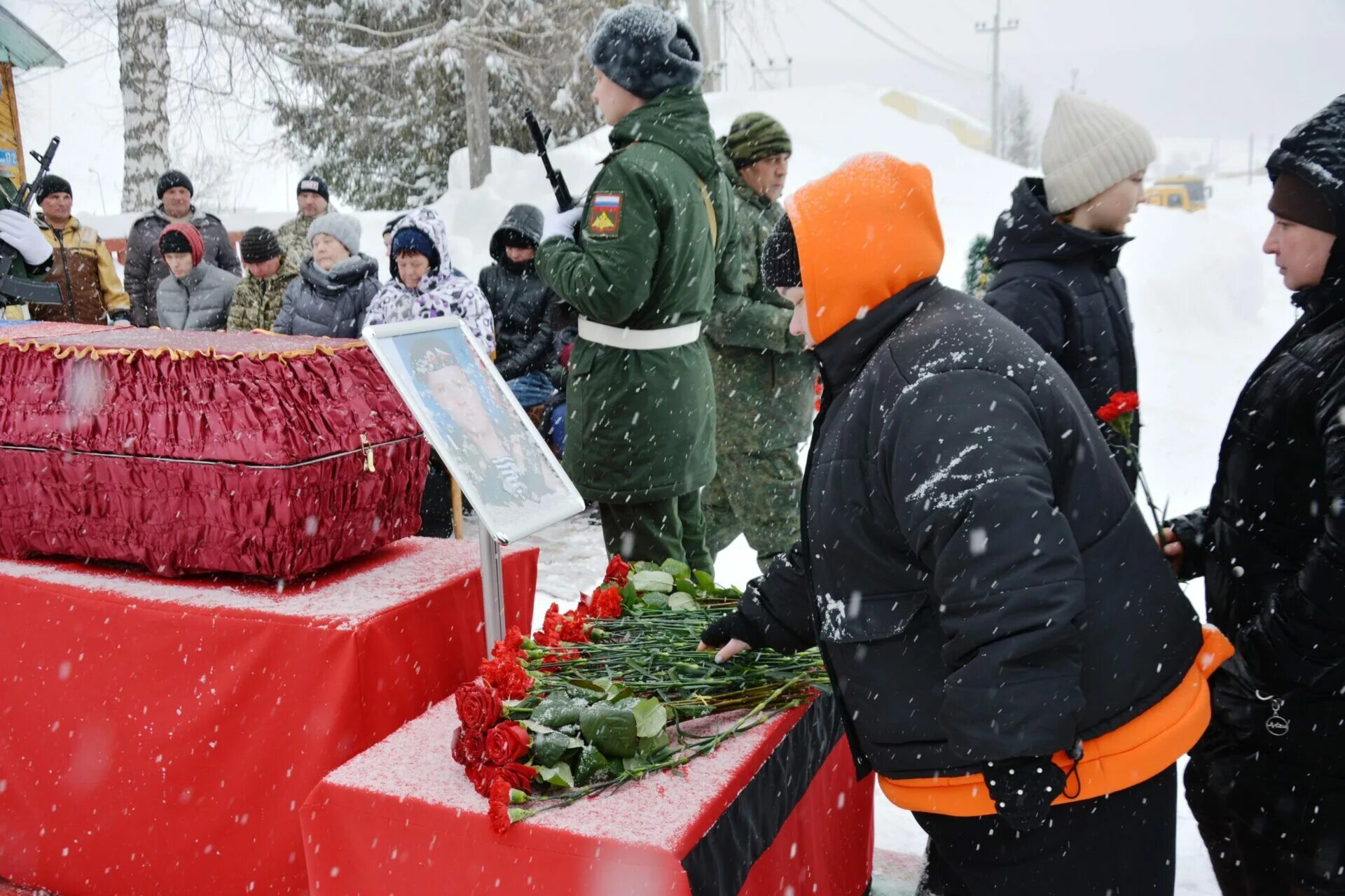 Сколько погибло из башкирии на сегодняшний. Простились с погибшим на Украине. Нуримановском районе простились с погибшими. Погибшие солдаты на Украине.