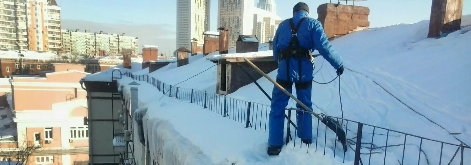 Зданий от снега и наледи. Уборка снега с крыш. очистка крыш от снега. уборка снега с кровли.