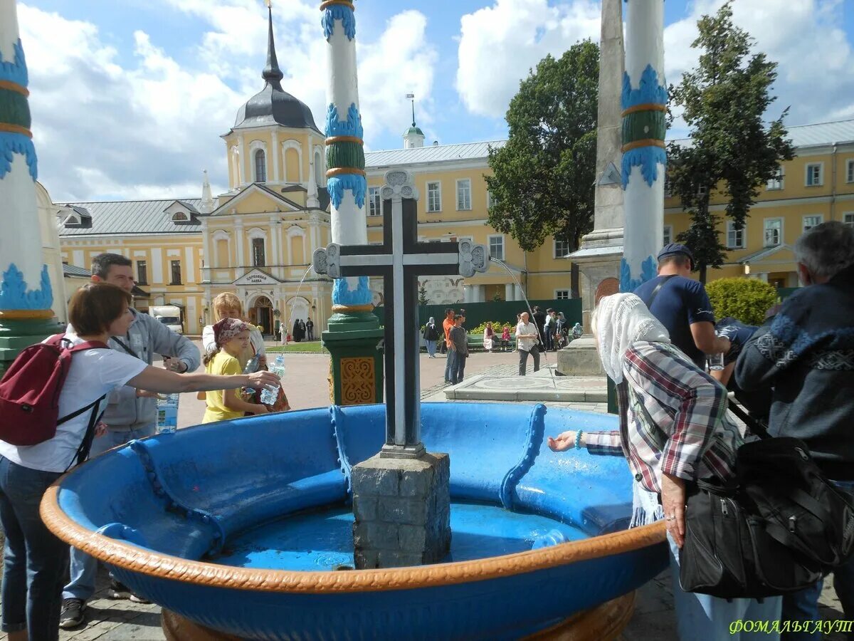 Троице-Сергиева Лавра Святая вода. Святой источник в Лавре Сергиев Посад. Источник Святой воды в Троице-Сергиева Лавра. Вода в Лавре.