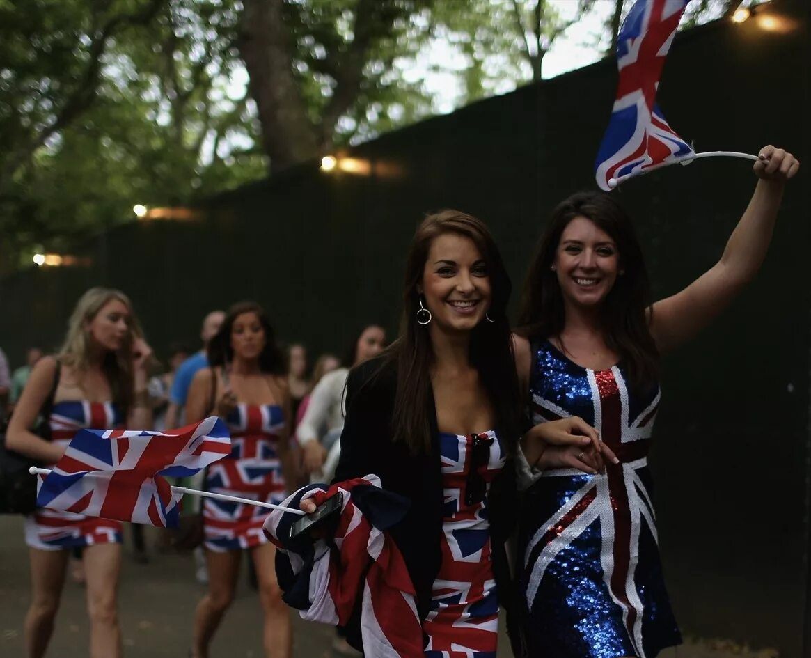 Great fans. Реклама английской олимпиады 2012 фото. Реклама английской олимпиады 2012 - 2013. England female Fans. Fan at the London Olympics in 2012 cheering.