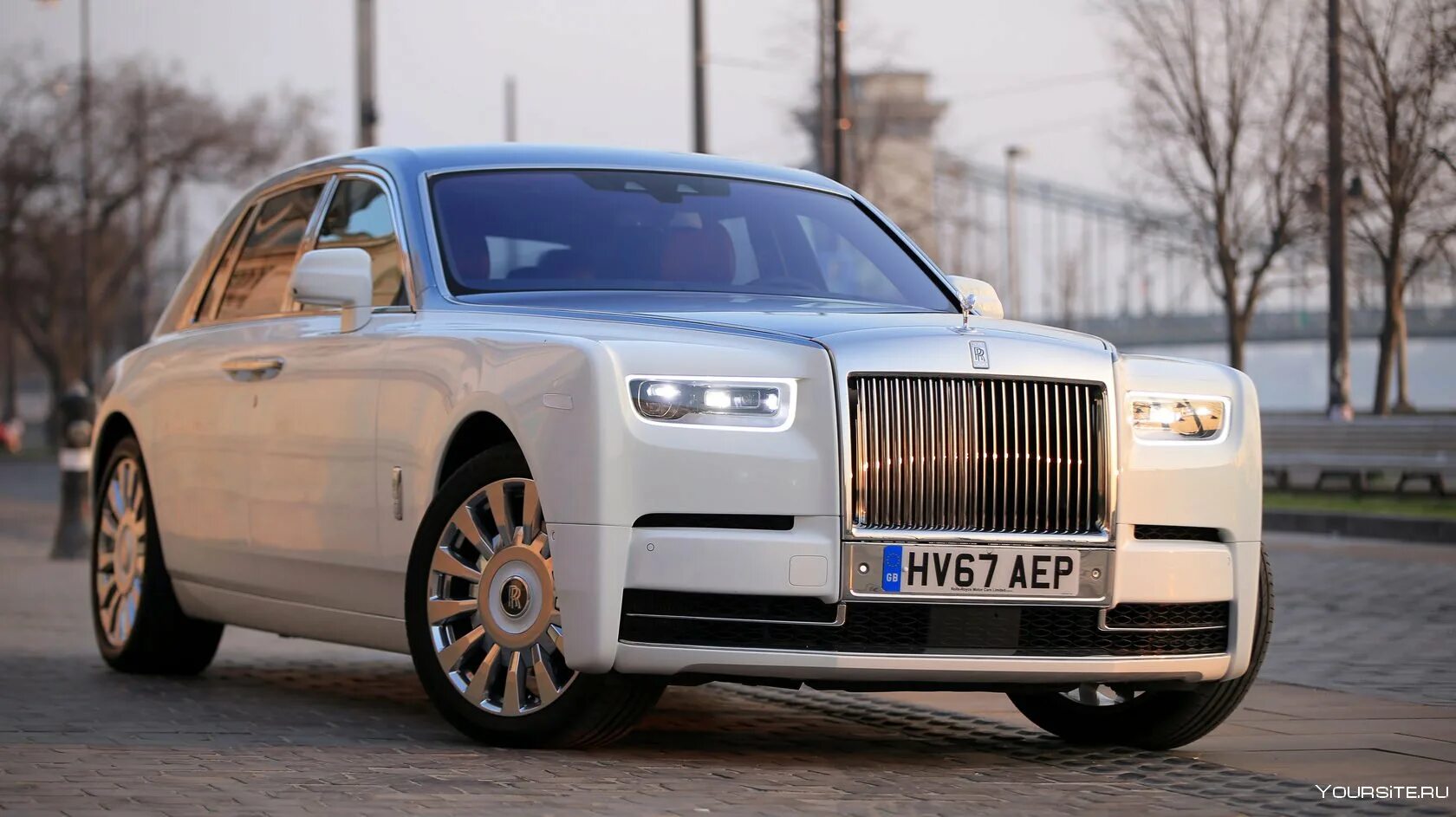 Похожие на роллс ройс. Российский Роллс Ройс. Aurus и Rolls Royce. Роллс Ройс 70. Аурус и Бентли.