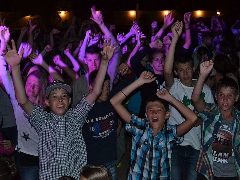 Детская дискотека лагерь. Дискотека в лагере. Дискотека в детском лагере. Дети на дискотеке в лагере. Дискотека в лагере.