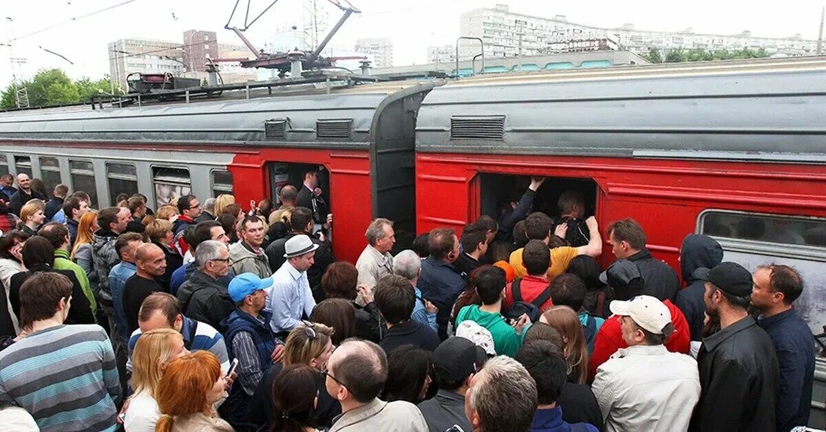 Электричка можно выйти раньше. Поезд электричка. Толпа в электричке. Электричка много народу. Электричка в час пик.